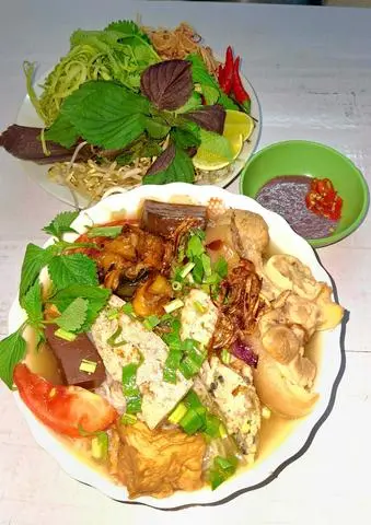 Hình ảnh Canh bún đầy đủ + xương giò