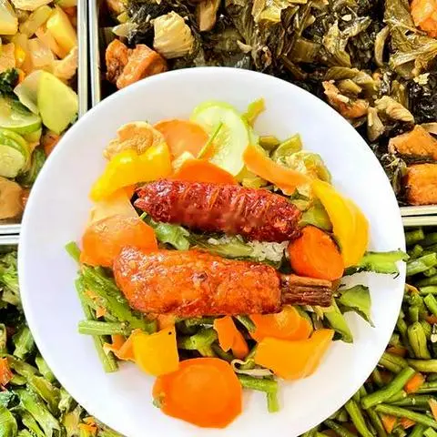 Hình ảnh Cơm đùi gà + xúc xích