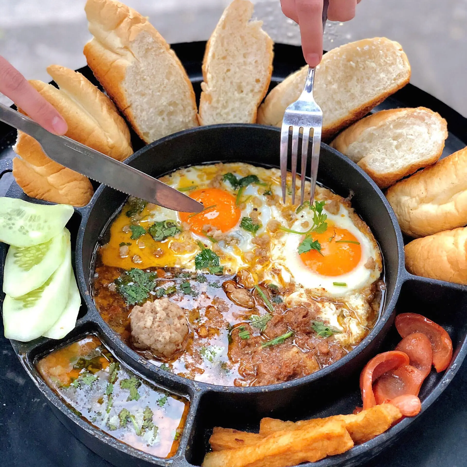 Hình ảnh BÒ LA XÍU (Bò Kho Ốp La Xíu Mại: ăn với bánh mì)