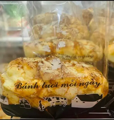 Hình ảnh Bánh mì Cúc chà bông trứng muối 