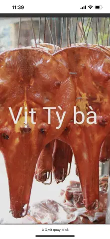 Hình ảnh vịt quay tỳ ba da giòn nguyên con / tăng rau ăn kèm