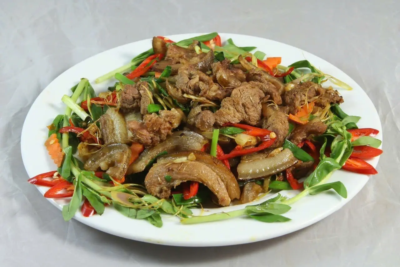 Hình ảnh Heo rừng lai xào sả ớt