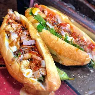 Hình ảnh Bánh mì heo quay, trứng ốp la 