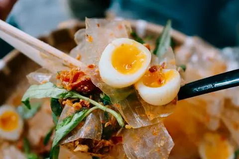 Hình ảnh Bánh Tráng Trộn Muối Mỡ Hành (Trứng)
