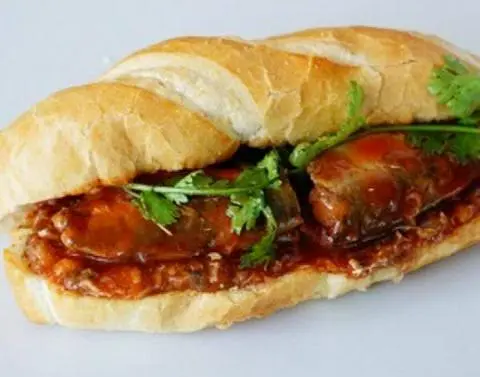 Hình ảnh Bánh mì cá hộp