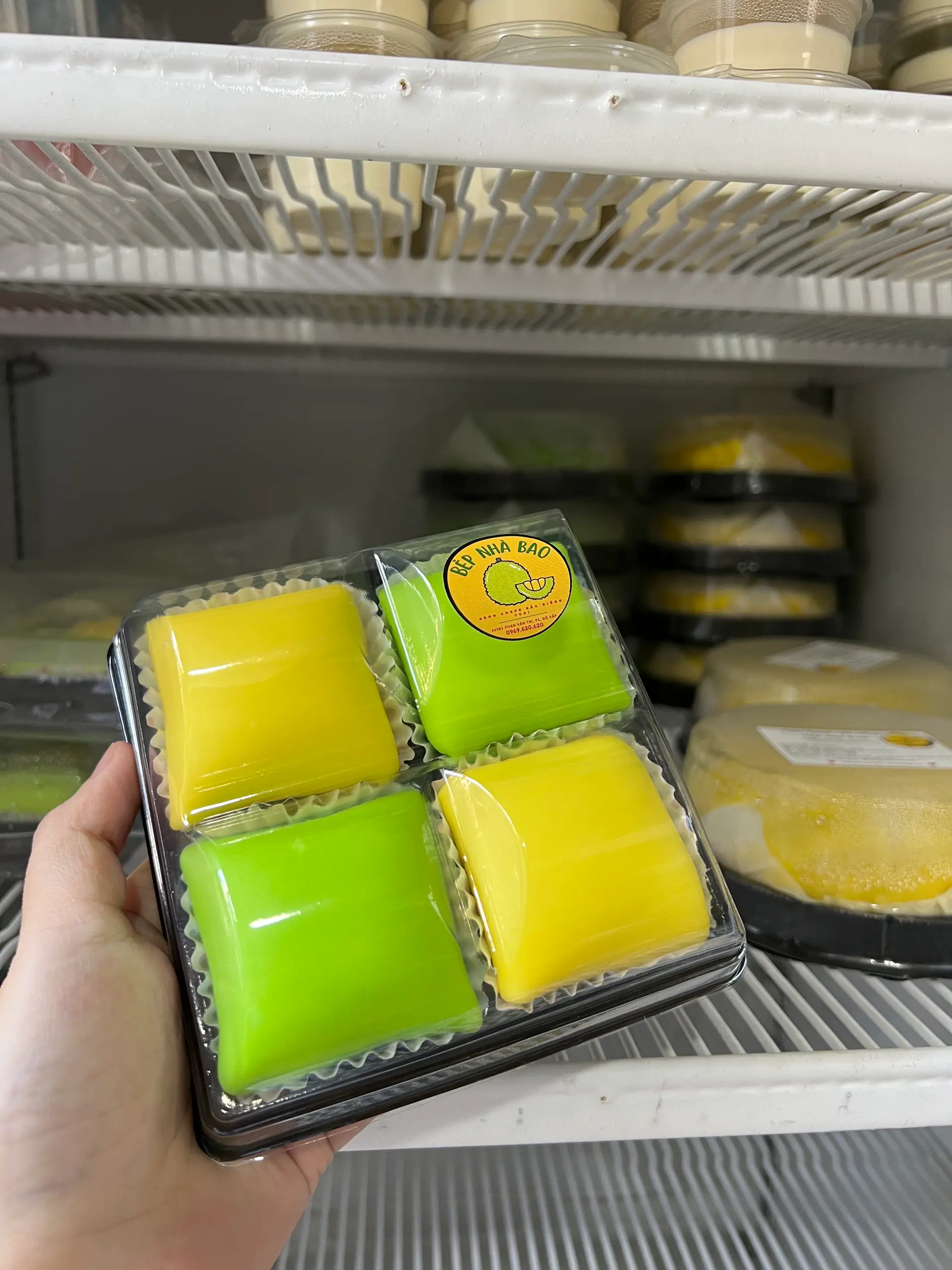 Hình ảnh Hộp 4 bánh crepe sầu riêng (Vàng/Xanh)
