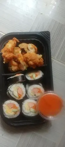 Hình ảnh combo kimbap + gà sốt cay Hàn Quốc