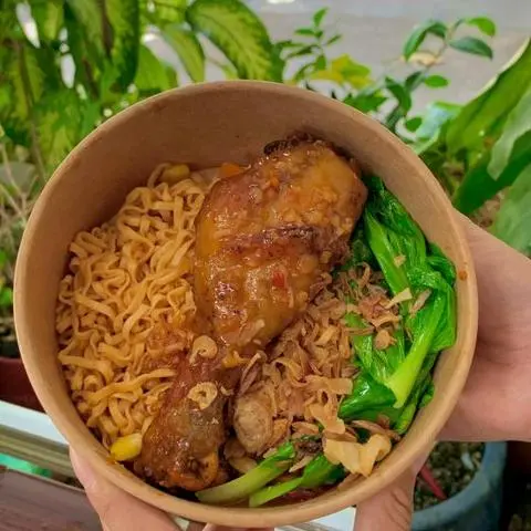 Hình ảnh Mì trộn đùi gà góc 4 mắm tỏi