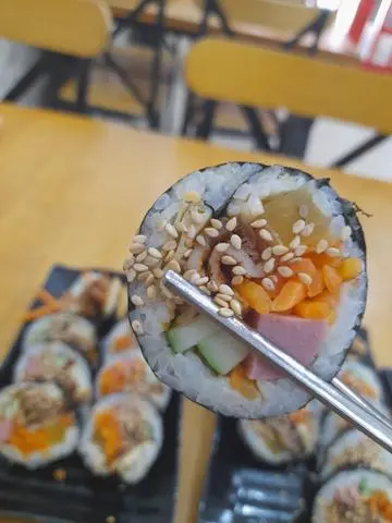 Hình ảnh kimbap chả cá cay(매운 어묵김밥)