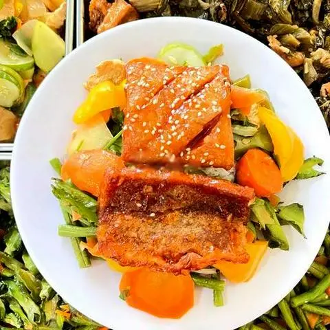 Hình ảnh Cơm sườn rim + heo quay (1 miếng hoặc , 1 cục )