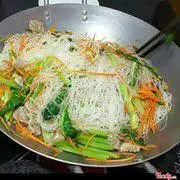 Hình ảnh Bún gạo xào lòng gà