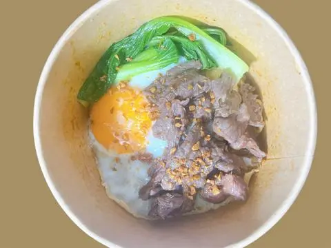 Hình ảnh Mì siêu cay bò xào - trứng