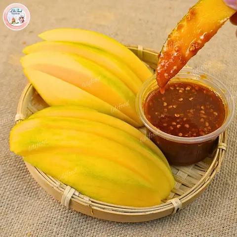 Hình ảnh Xoài Chấm Sốt Muối Cay