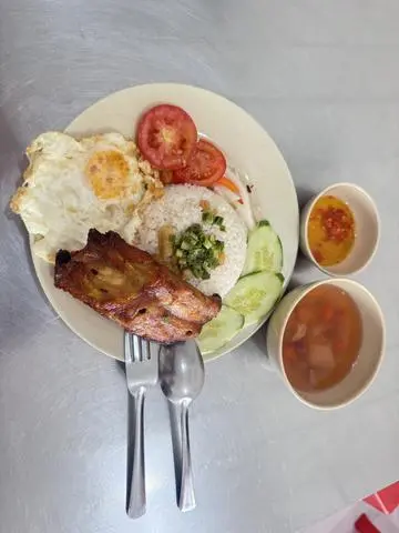 Hình ảnh Cơm Tấm sườn cọng - ốp la