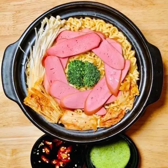 Hình ảnh Mì kim chi xúc xích
