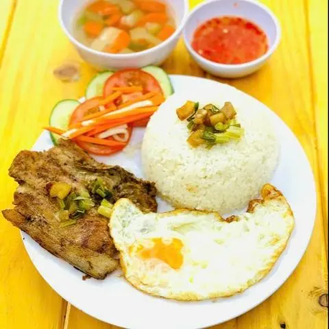 Hình ảnh Cơm Sườn & Trứng Ốp La