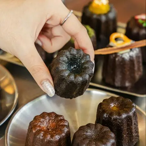 Hình ảnh Caneles trà xanh