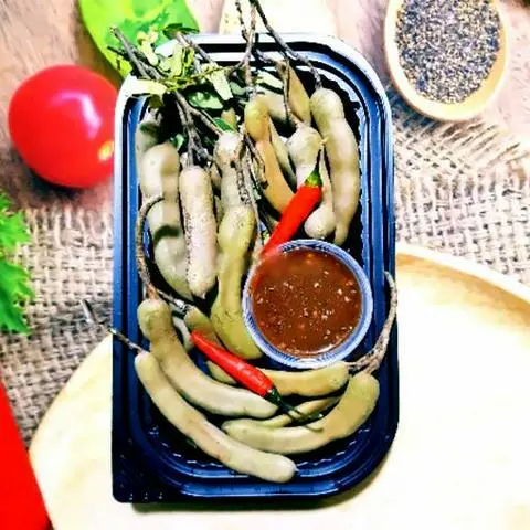Hình ảnh Me non chua chấm mắm ruốc siêu cay