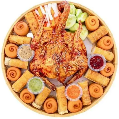 Hình ảnh 1con gà quay.1ong cơm lam.4cai bánh bao 