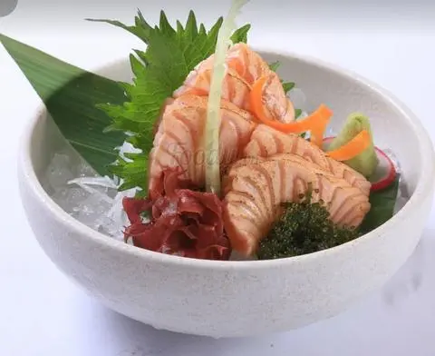 Hình ảnh Sashimi cá hồi khè lửa 5pcs
