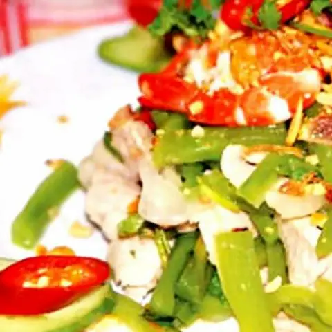 Hình ảnh Gỏi rau tiến vua tai heo