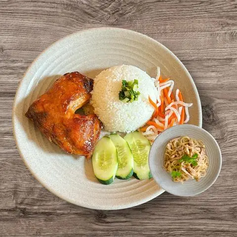 Hình ảnh Cơm tấm gà nướng bì 