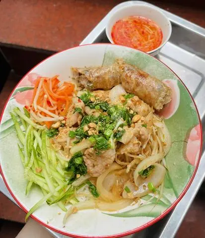 Hình ảnh BÚN THỊT XÀO CHẢ GIÒ CHIÊN