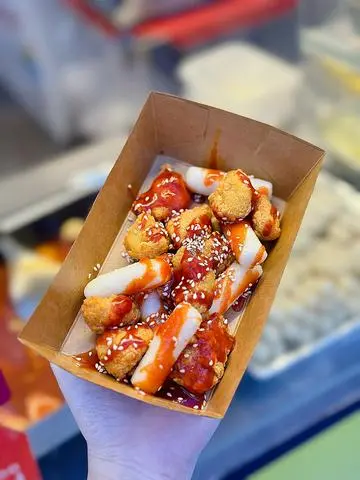 Hình ảnh Gà viên + tokbokki chiên lắc sốt cay ngọt