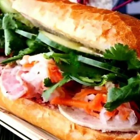 Hình ảnh Bánh mì thịt nguội đặc biệt