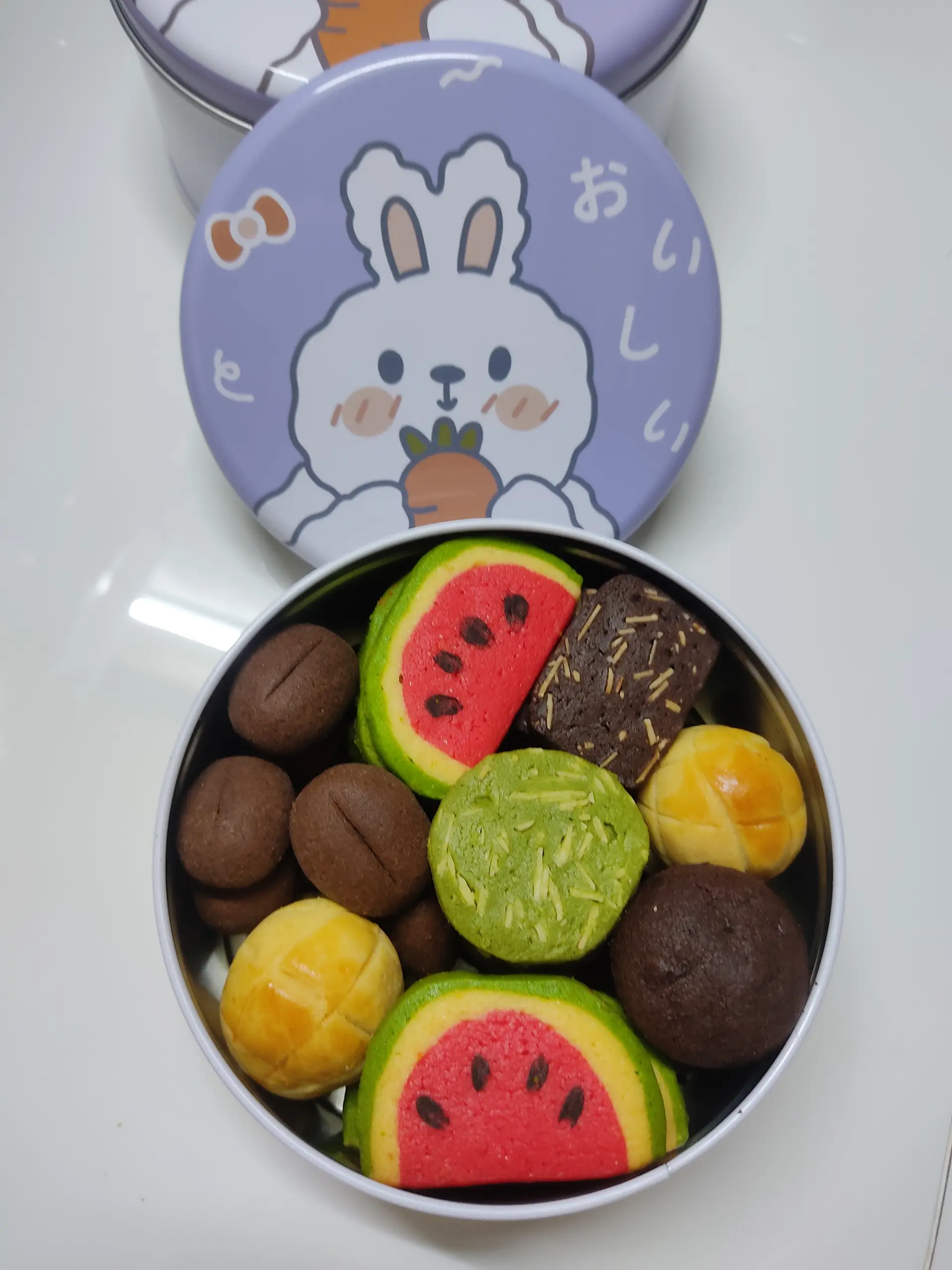 Hình ảnh Hộp cookie thiếc 6 vị ( hộp tròn thỏ tím vừa )