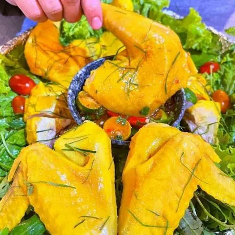 Hình ảnh 1/2 con gà hấp muối sả lá chanh 