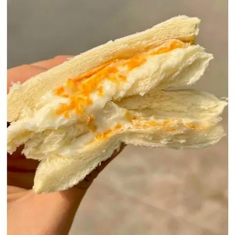 Hình ảnh burger sữa chua “Chà-Pông” (bánh lẻ)