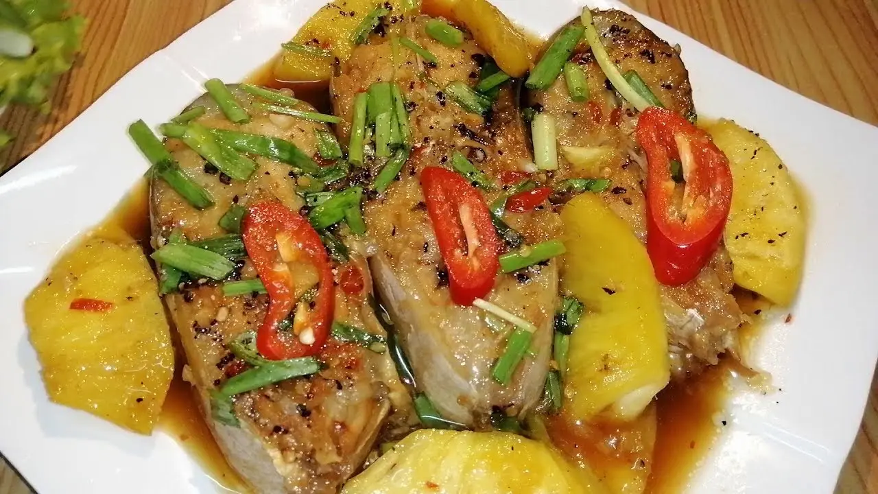 Hình ảnh Cơm cá hú kho thơm + 1 ly nuớc