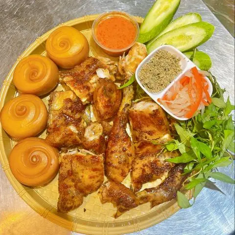 Hình ảnh Gà nướng 1/2 con + 4 bánh bao