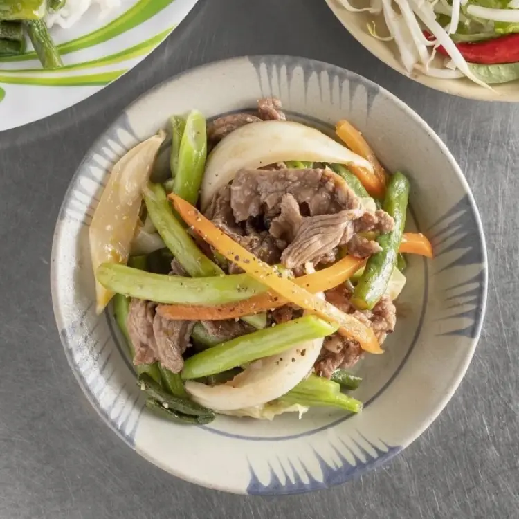 Hình ảnh Cơm bò xào hành tây + Canh