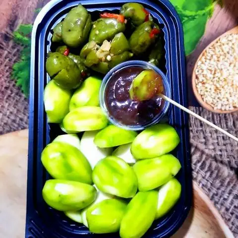 Hình ảnh Cóc Non mix cà na dập muối ớt siêu cay kèm mắm ruốc