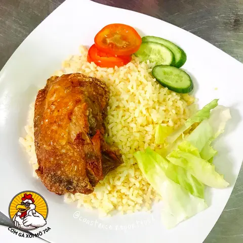 Hình ảnh Cơm gà xối mỡ má đùi