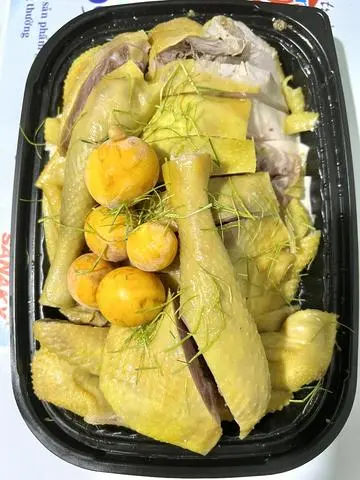 Hình ảnh Gà hấp mía nguyên con ôm trứng chặt sẵn