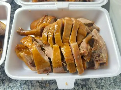 Hình ảnh Nửa con Vịt Rôti Chín Màu tặng kèm Gỏi