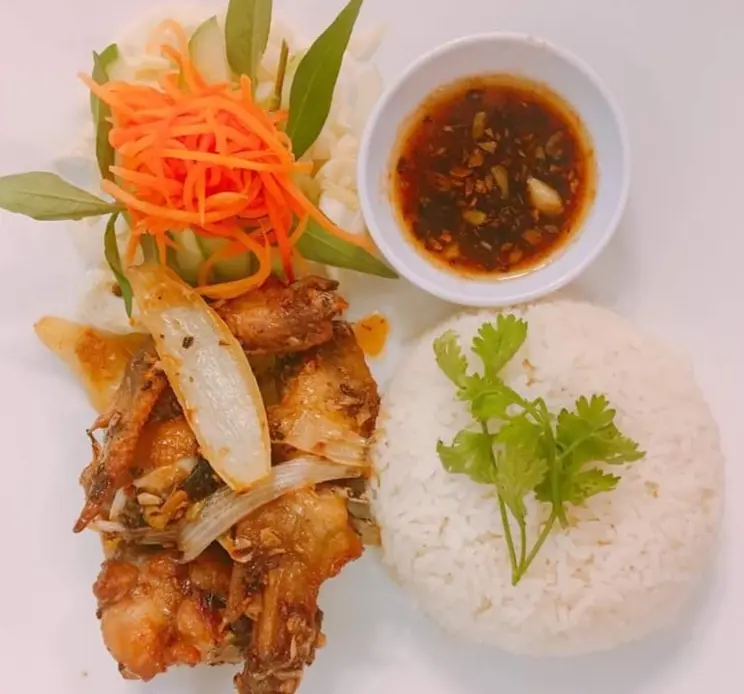 Hình ảnh Cơm Cánh Gà Chiên Nước Mắm