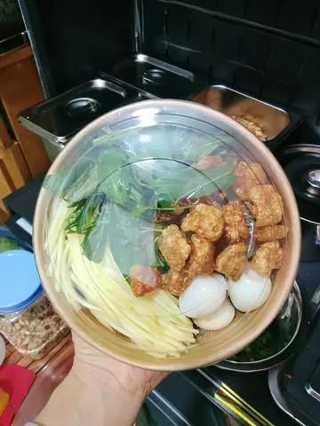 Hình ảnh Bánh tráng phơi sương trộn mỡ hành tóp mỡ
