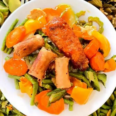 Hình ảnh Cơm đùi gà + 2 chả giò chiên 
