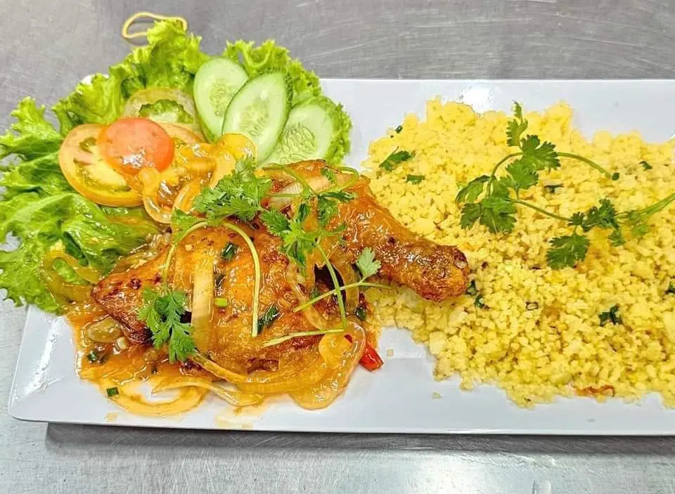 Hình ảnh cơm gà sốt mắm tỏi 