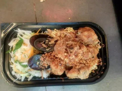 Hình ảnh Mì rau trộn - gà chiên - trứng opla