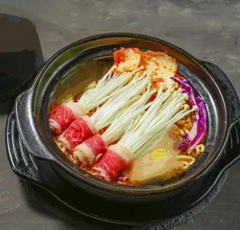 Hình ảnh Mì bò mỹ cuộn nấm