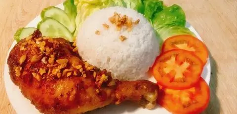 Hình ảnh Cơm Gà Chiên Mắm Tỏi