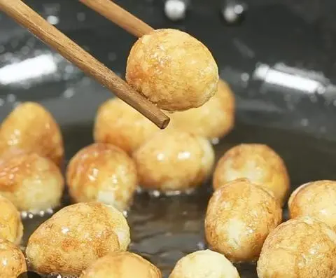 Hình ảnh Trứng cút chiên chấm tương