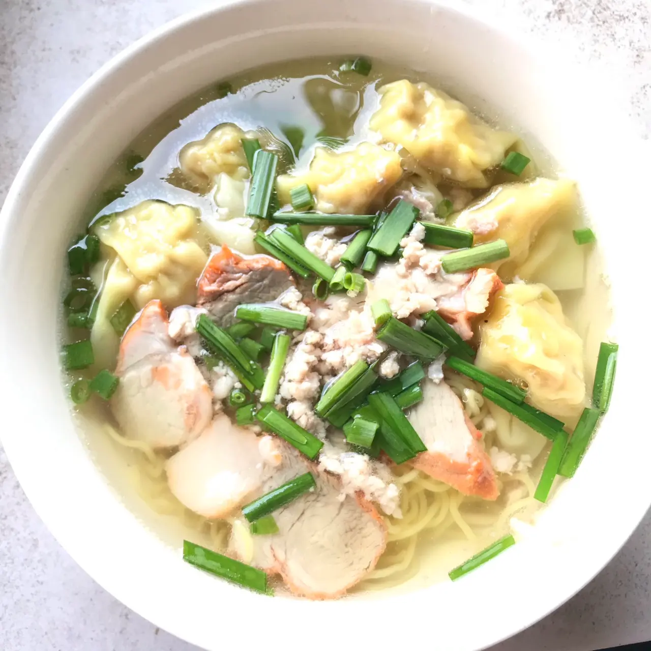 Hình ảnh Nui hoành thánh xá xíu