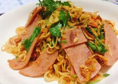 Hình ảnh Mì xào xúc xích