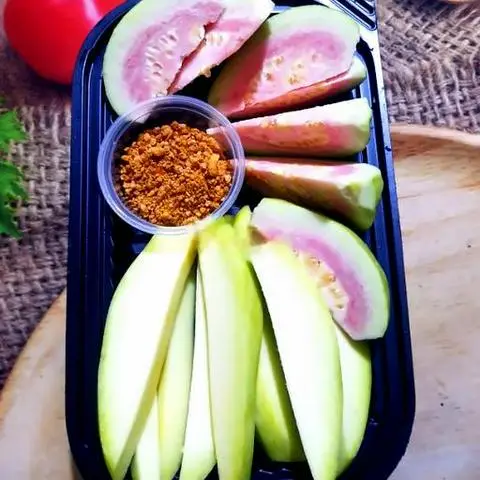 Hình ảnh Xoài chua ngọt + ổi ruột hồng chấm muối tây ninh 400g